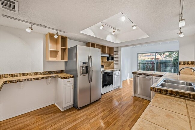 Building Photo - 8903 Trone Cir