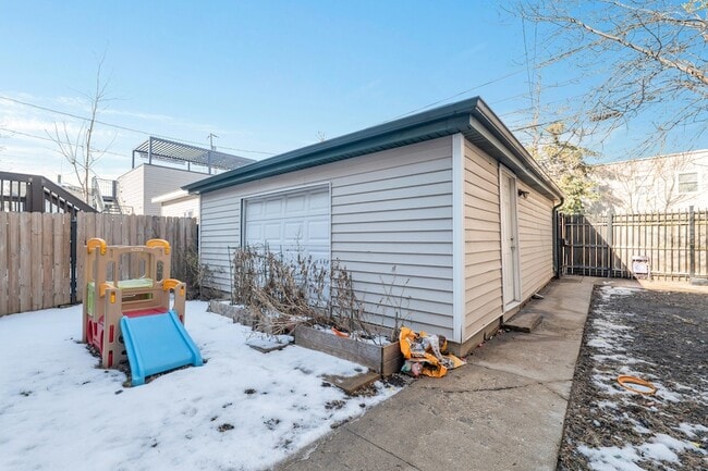 Building Photo - 3208 W Wabansia Ave