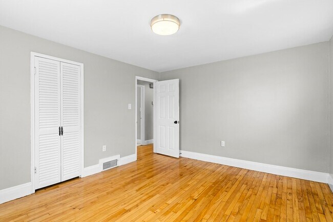 Building Photo - 92 Gladeside Ave