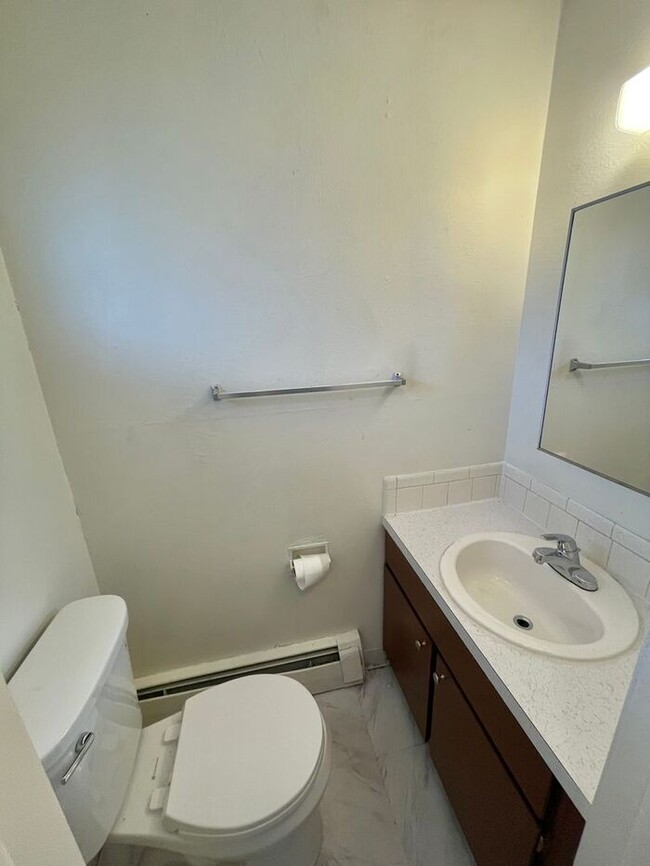Building Photo - Beautiful 2 Bedroom Town Home!