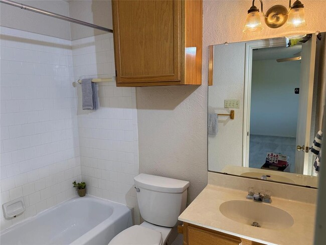 Building Photo - 6109 Parkwood Dr