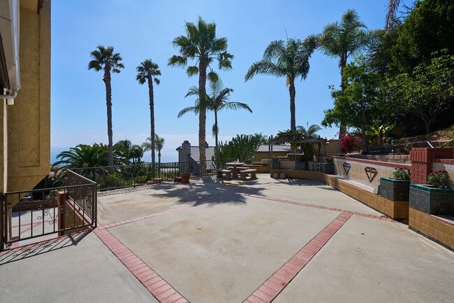 Building Photo - Aqua Vista - Entertainers Playhouse