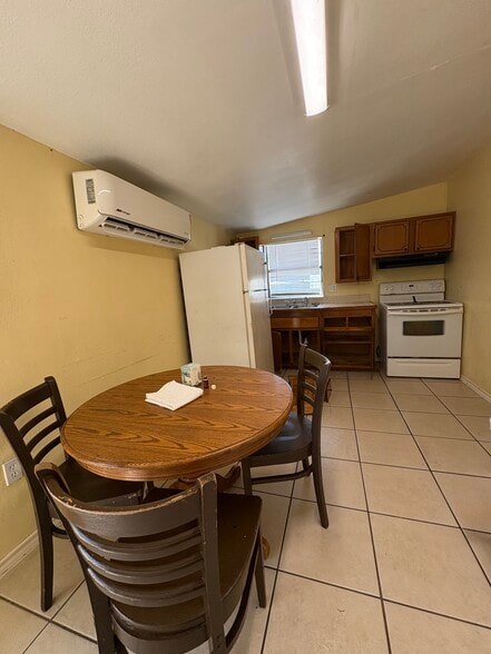 Building Photo - 134 Roberts St