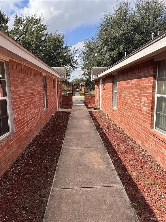 Building Photo - 2108 Bahamas Dr