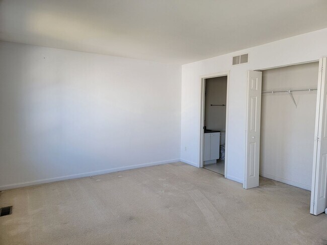 Building Photo - 407 Champs Ln