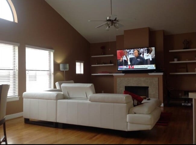 Building Photo - 3735 Main Plaza Dr