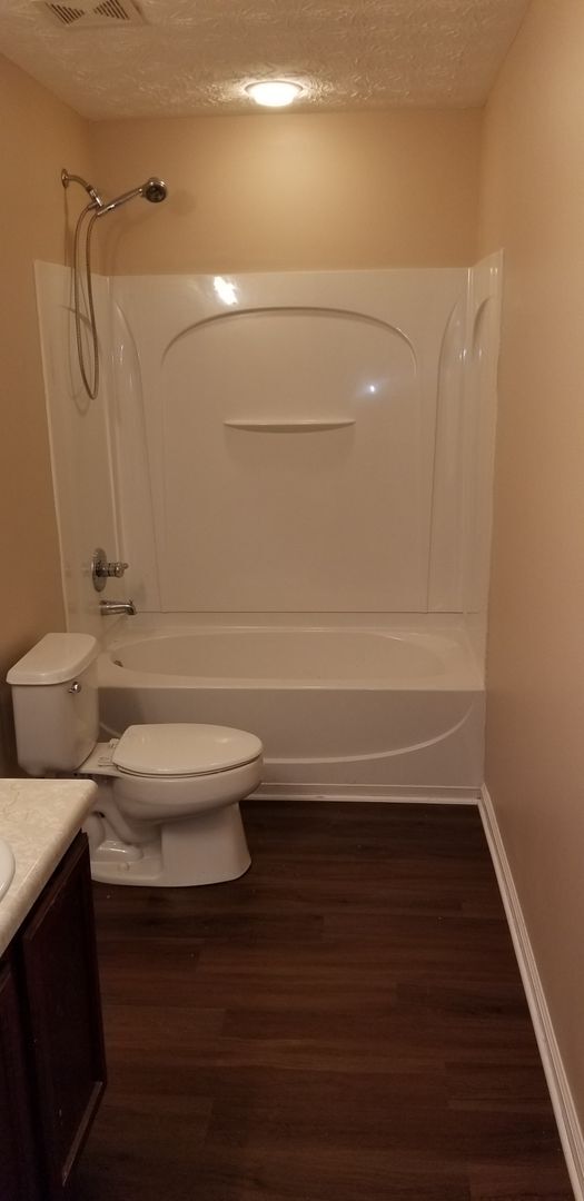 Building Photo - LOCATION! HARWOOD FLOORS!