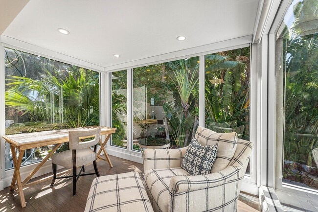 Building Photo - 811 Palm Trail