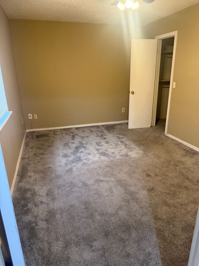 Building Photo - 1128 N Eagle Ln