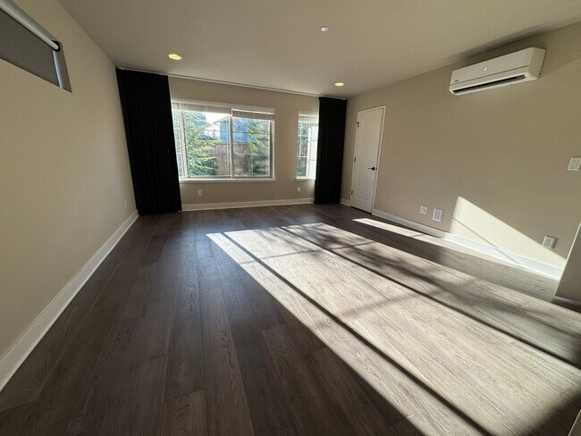 Building Photo - 4Bd/3.25Ba Kirkland Townhouse