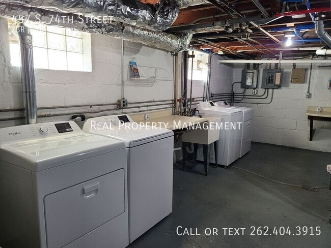 Building Photo - 457 S 74th St