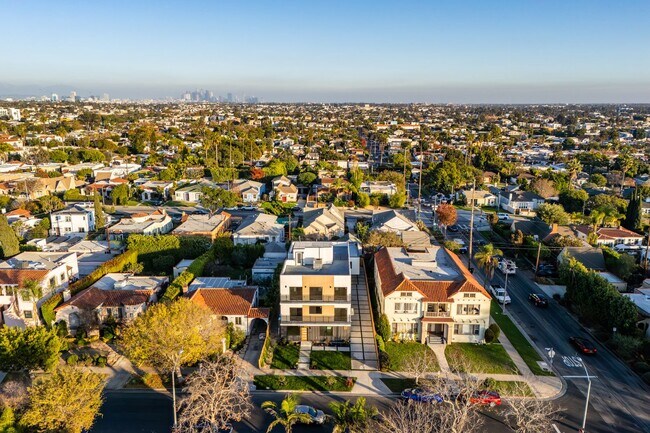 Building Photo - 1656 S Hayworth Ave