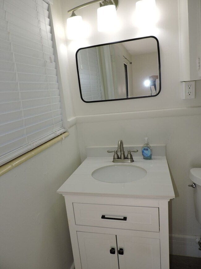 Building Photo - Convenient Northeast location!