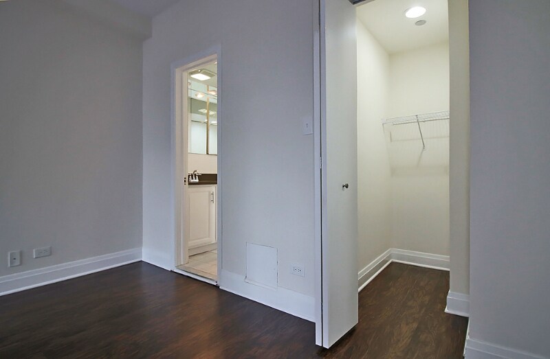 Building Photo - 196 E Delaware Pl