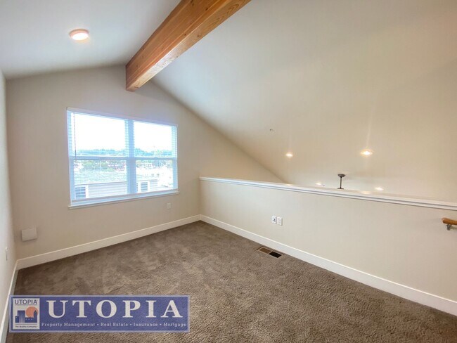 Building Photo - Beautiful, top floor apartment located in ...