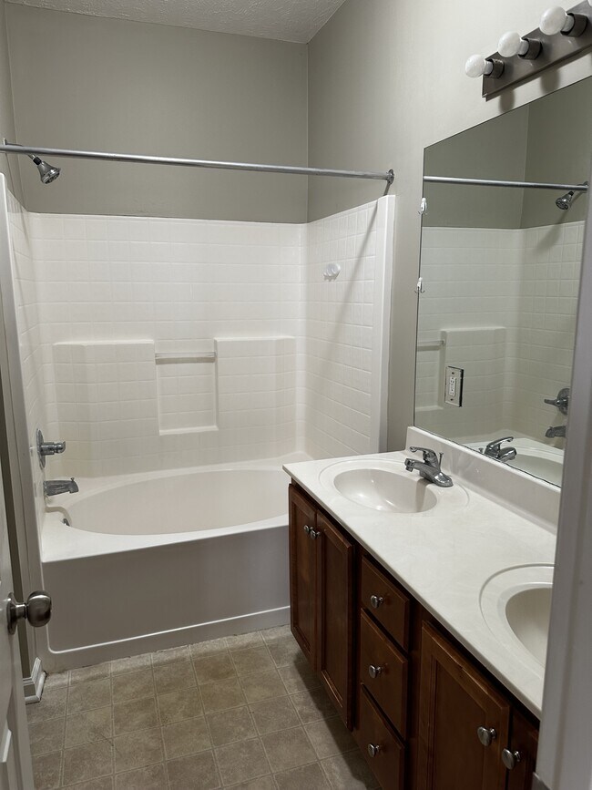 Building Photo - 2480 Oak Hill Dr