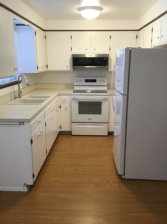 Building Photo - Large 2 bed 1 Bath