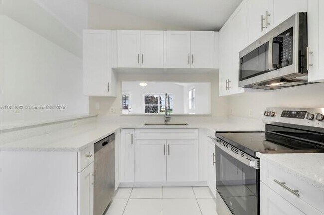 Building Photo - 653 NW San Remo Cir
