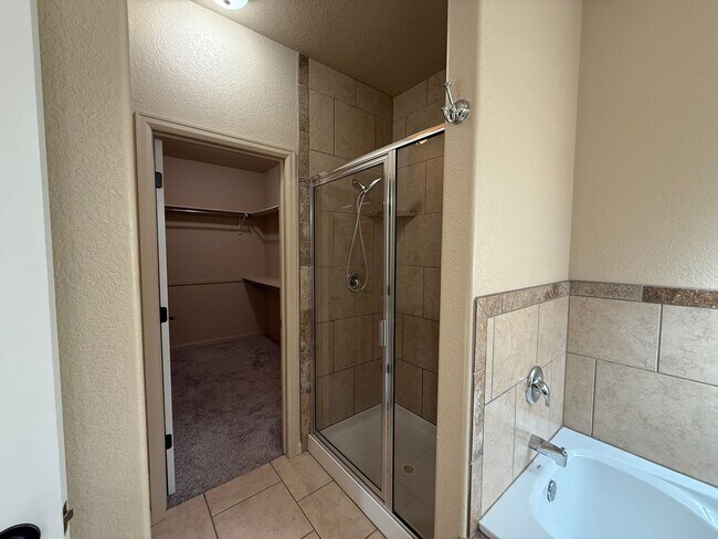 Building Photo - Beautiful 4 bedroom, 2 bath, 3 car garage ...