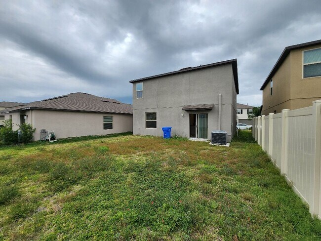 Building Photo - Gorgeous 4-Bedroom, 2.5-Bathroom Home in Riverview