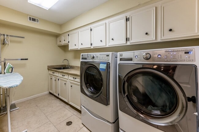 Building Photo - 422 River Oaks Dr