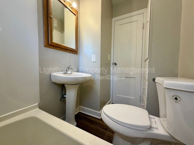 Building Photo - 2449 Hillside Dr NW