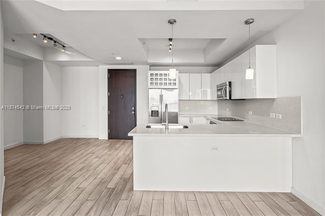 Building Photo - 999 SW 1st Ave