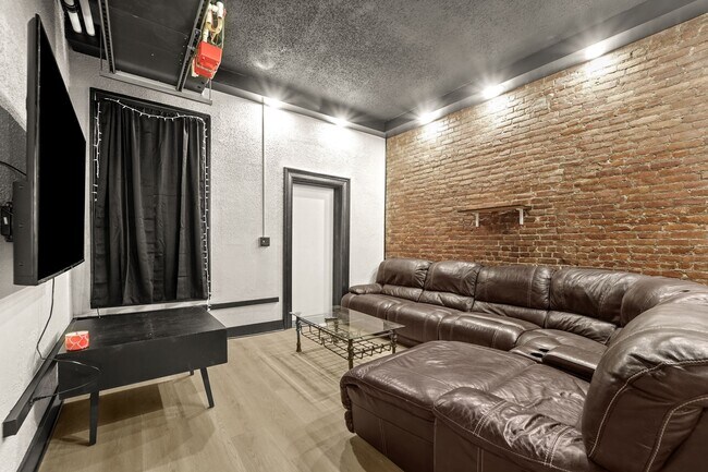 Building Photo - 136 Court St