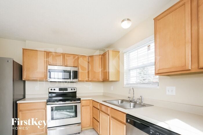 Building Photo - 10883 Ashwood Dr
