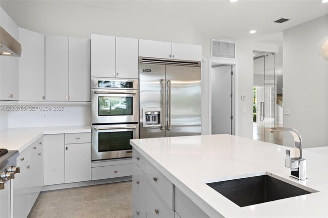 Building Photo - 552 Palm Dr