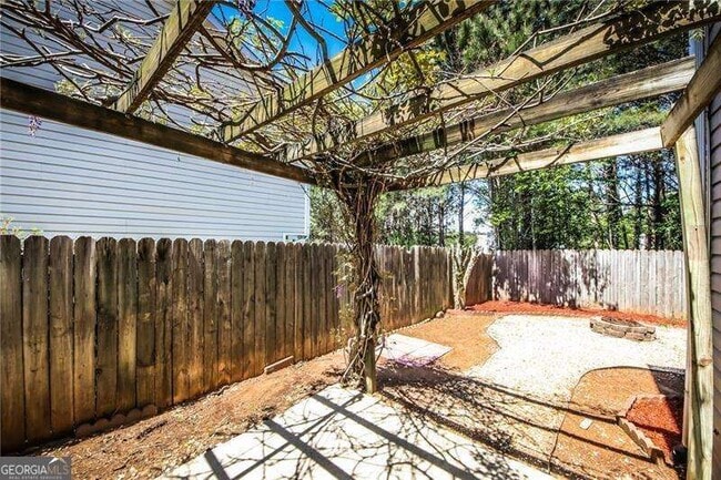 Building Photo - 121 Stoneforest Dr