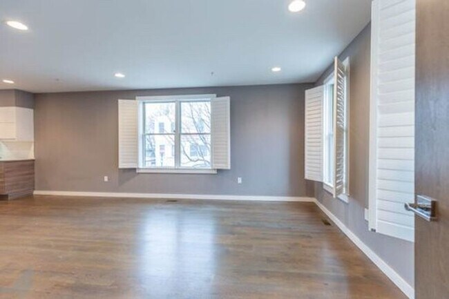 Building Photo - 1330 Montello Ave NE