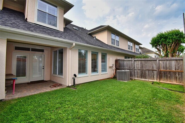 Building Photo - 4323 Lake Walk Ct