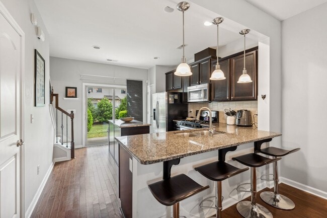 Building Photo - Beautiful 3 story townhome with office in ...