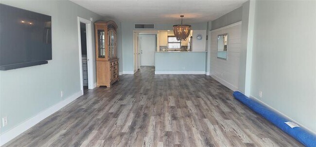 Building Photo - 299 N Riverside Dr