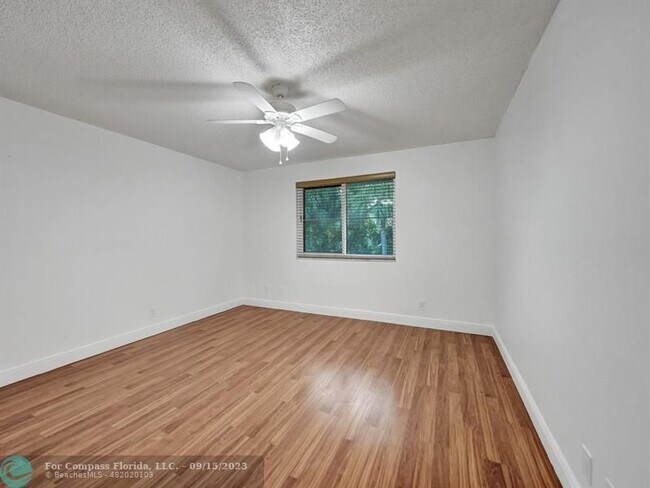 Building Photo - 9845 Riverside Dr