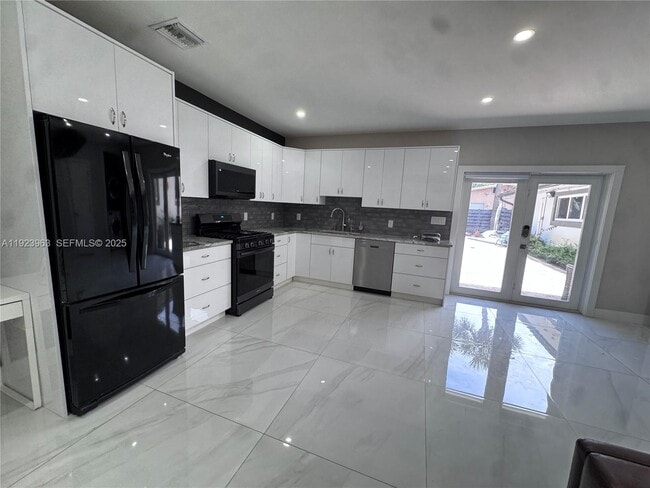 Building Photo - 755 N Crescent Dr