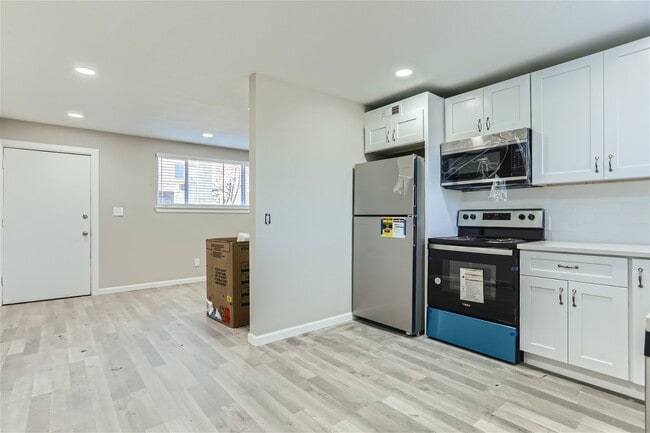 Building Photo - 2545 Kenton St