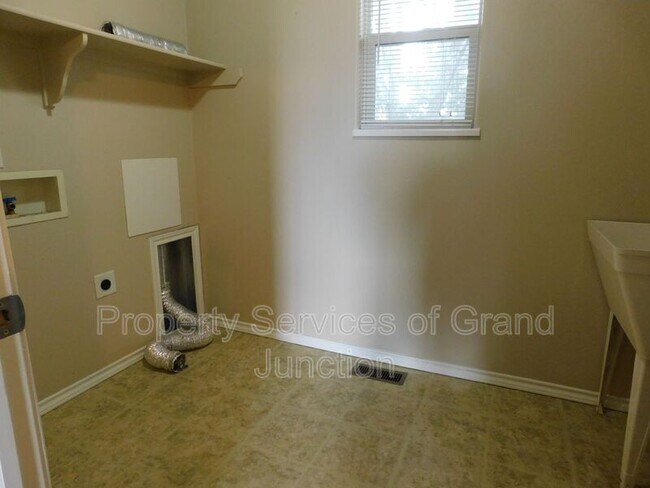 Building Photo - 3136 Shamrock Dr