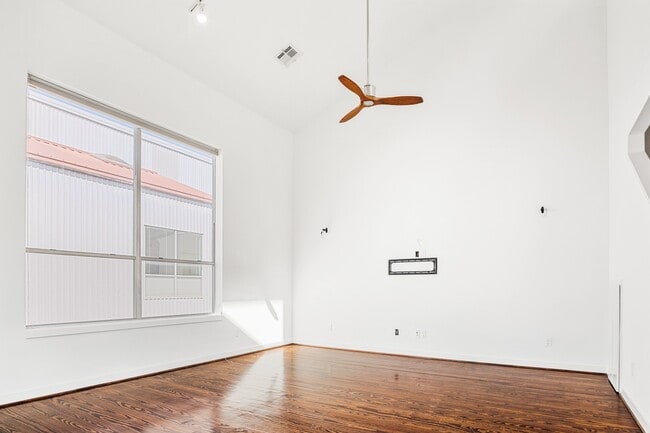 Building Photo - 2936 Commerce St