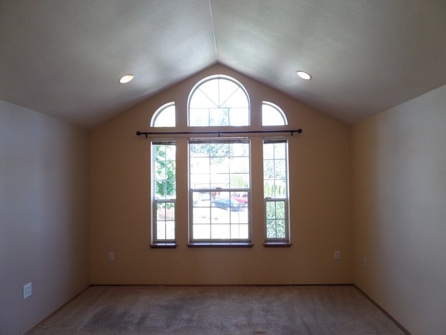 Building Photo - Fabulous 4 Bedroom Home with Gorgeous Fenc...