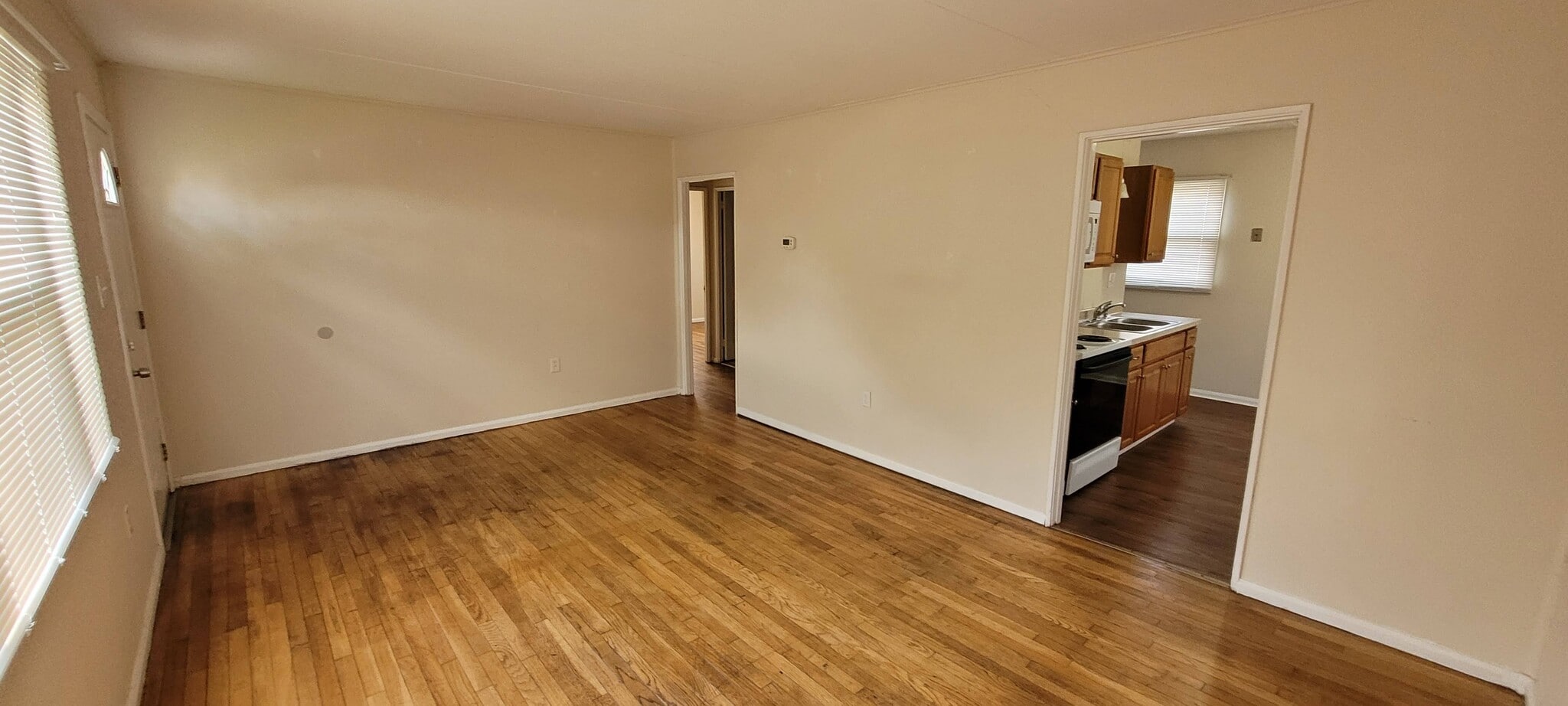 Living room - 516 E Warren St