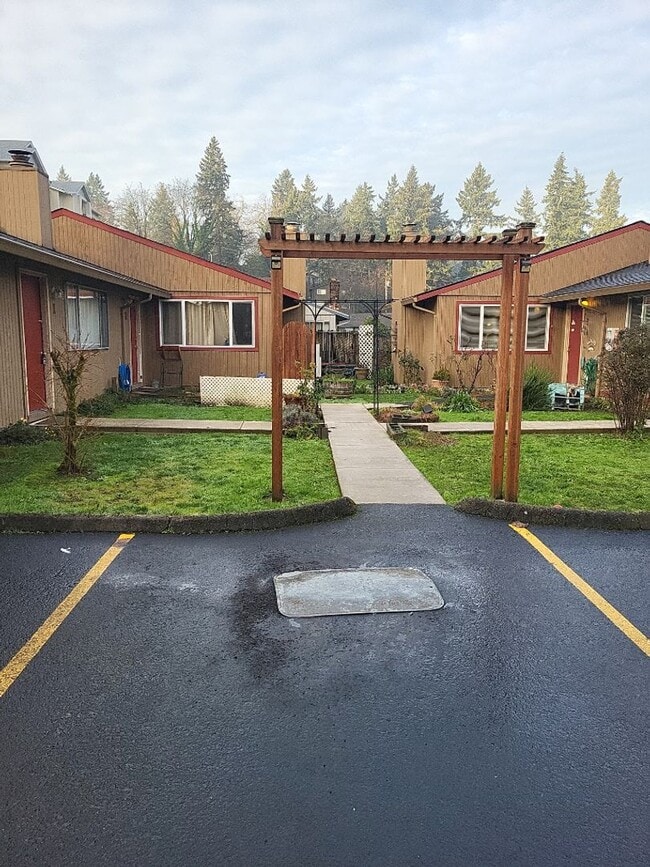 Primary Photo - 1/2 off 1st Month's Rent- Detached Garage ...