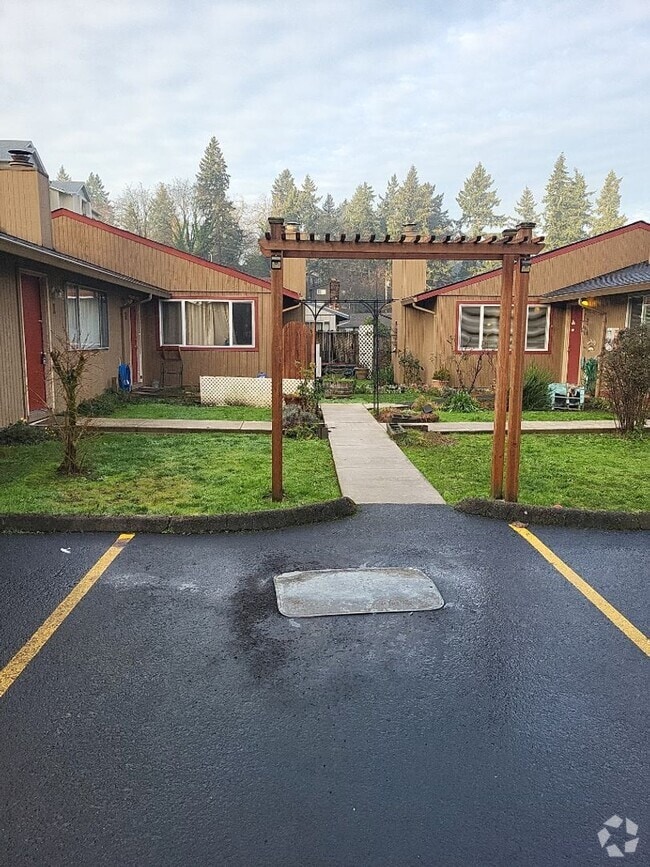 Building Photo - 1/2 off 1st Month's Rent- Detached Garage ...
