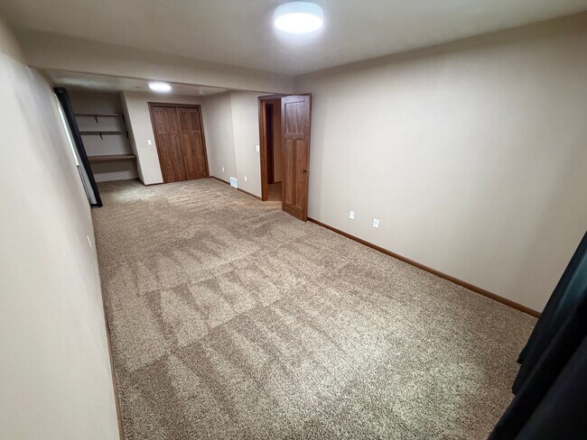 Building Photo - Large Ranch Style Twin Home For Rent