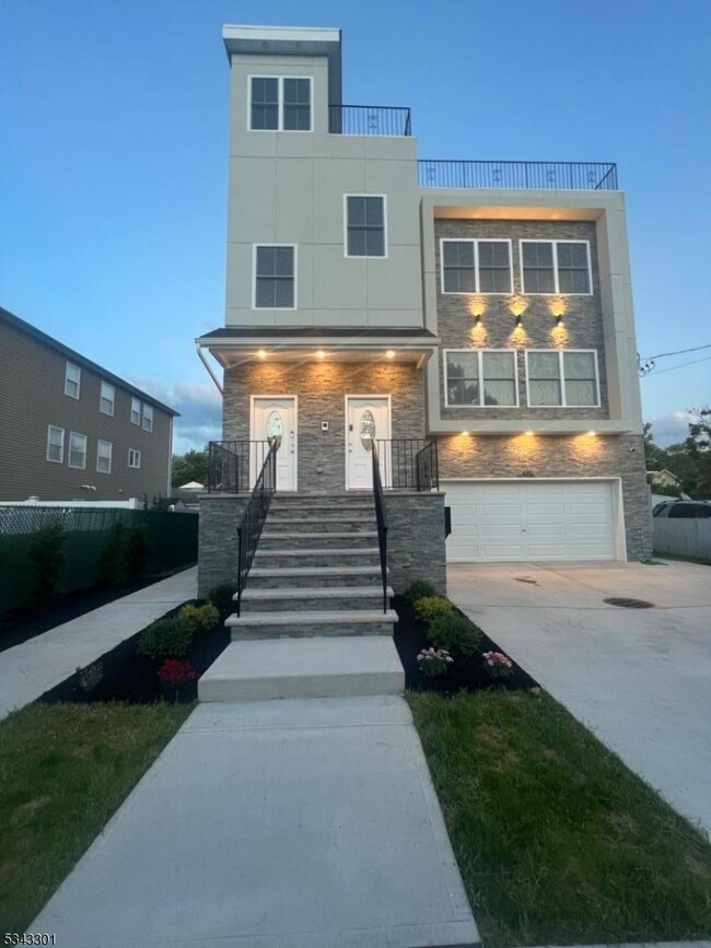 Building Photo - 476 Meade St