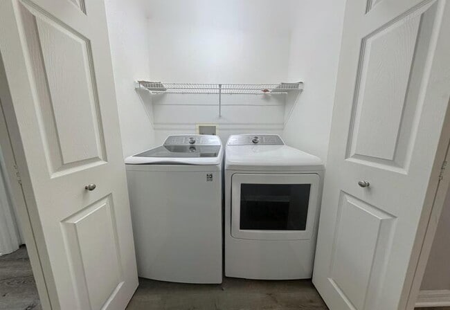 Building Photo - 9828 Fan Palm Way
