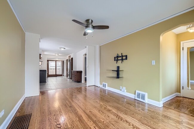 Building Photo - 6112 S Kilbourn Ave