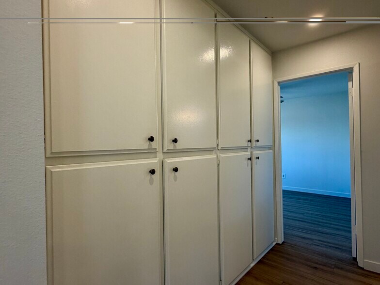 Building Photo - 1114 W 163rd St