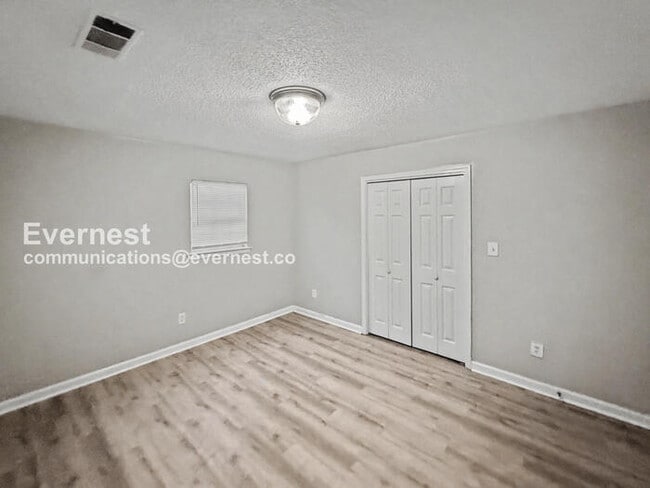 Building Photo - 3 Bed, 2 Bath Home with Garage / Pet-Friendly / Vouchers Accepted / Available Now!